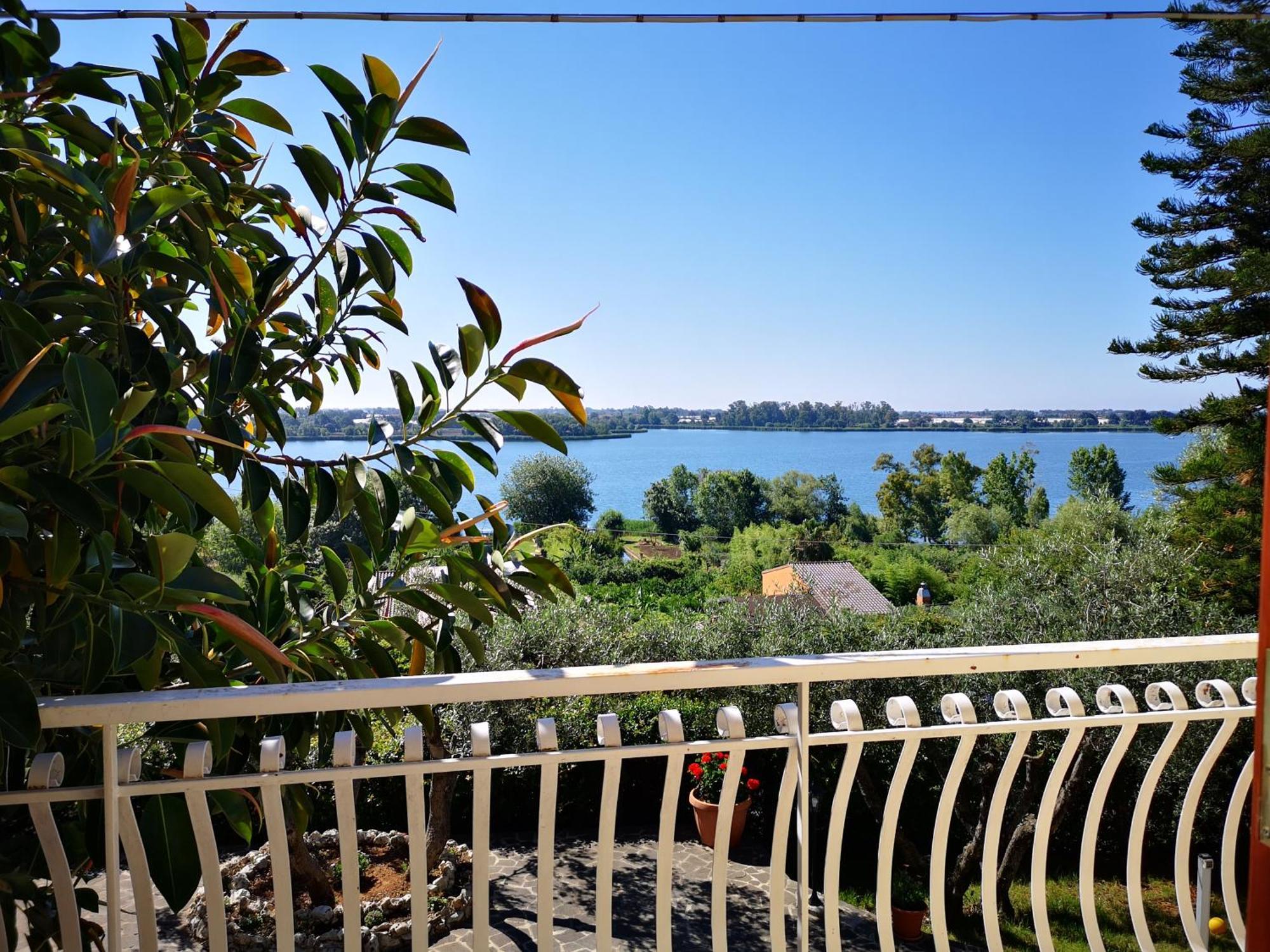 Sul Lago Dorato Терачина Стая снимка