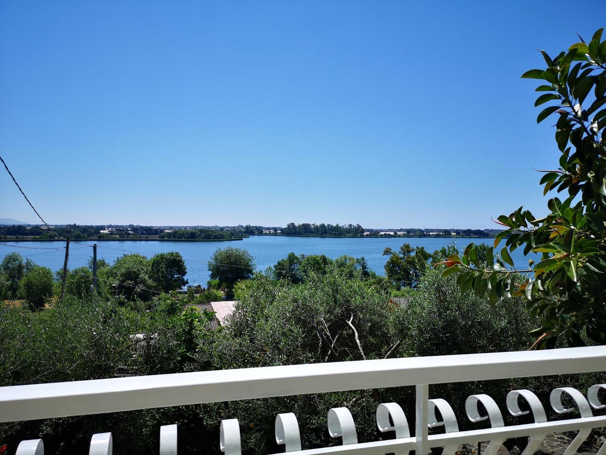Sul Lago Dorato Терачина Стая снимка